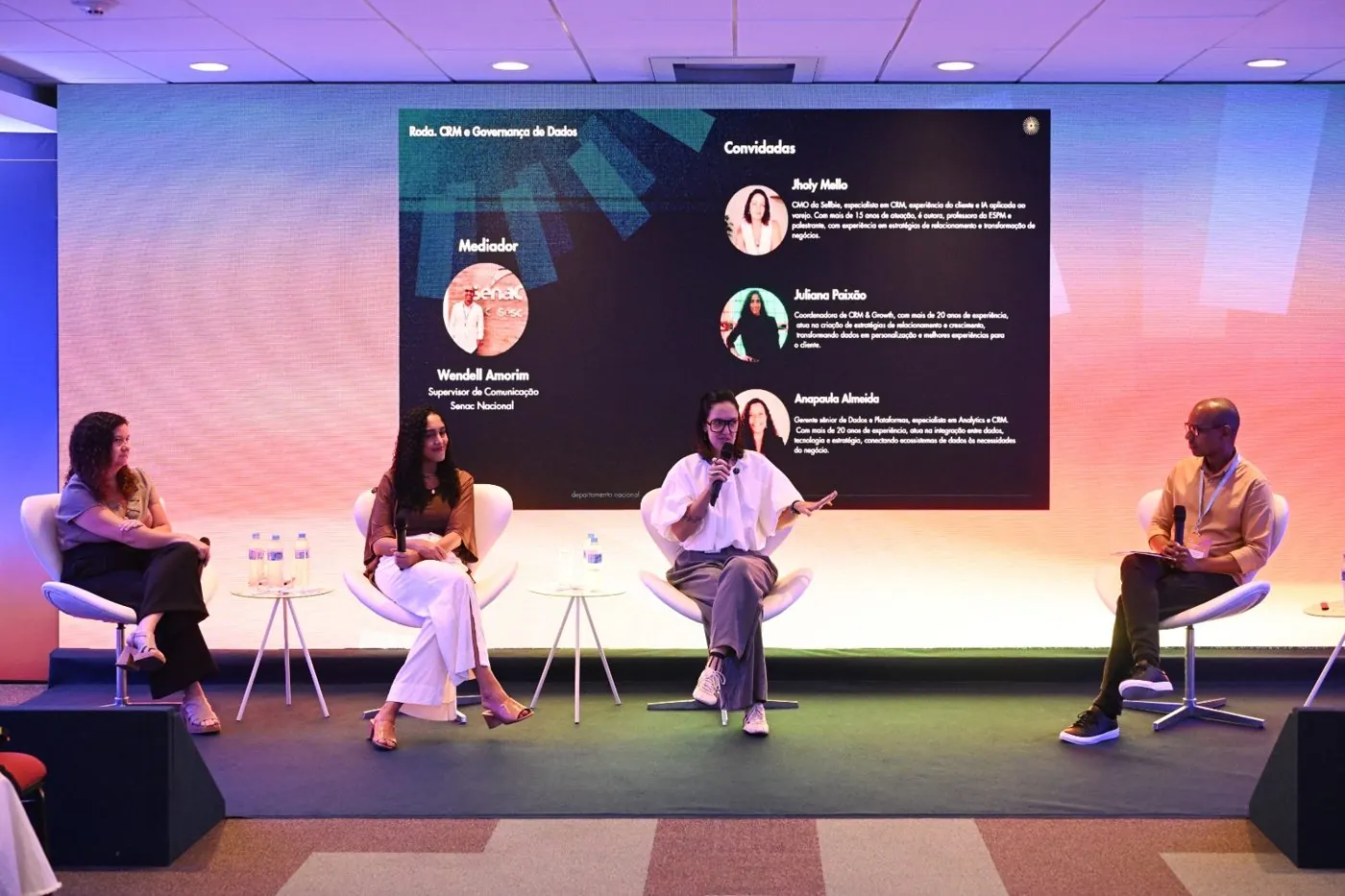 Jholy Mello na roda de conversa CRM e Governança de Dados, no palco com os outros convidados