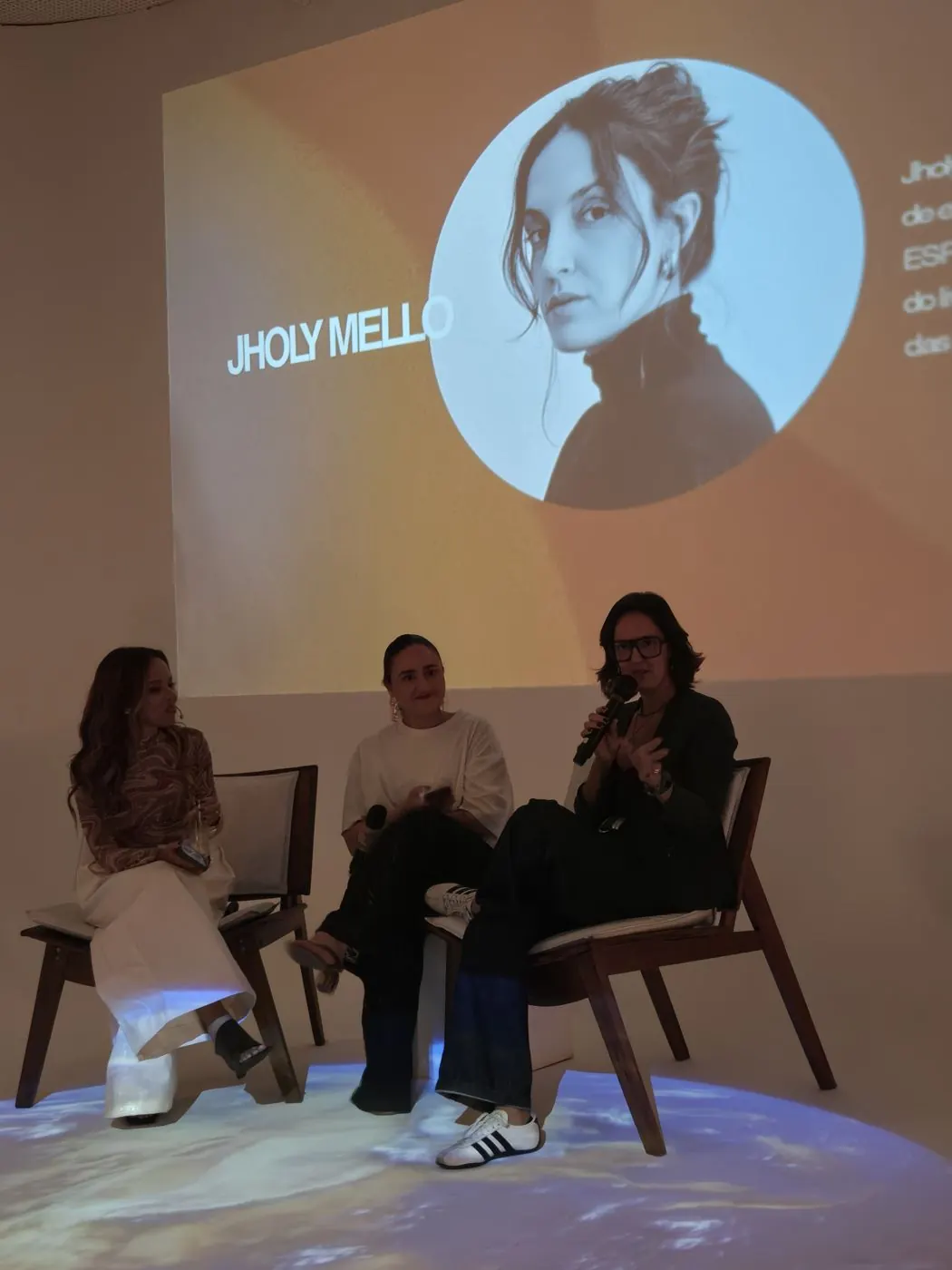 Jholy Mello no painel Mulheres que movem o mercado, ao lado de outras duas convidadas